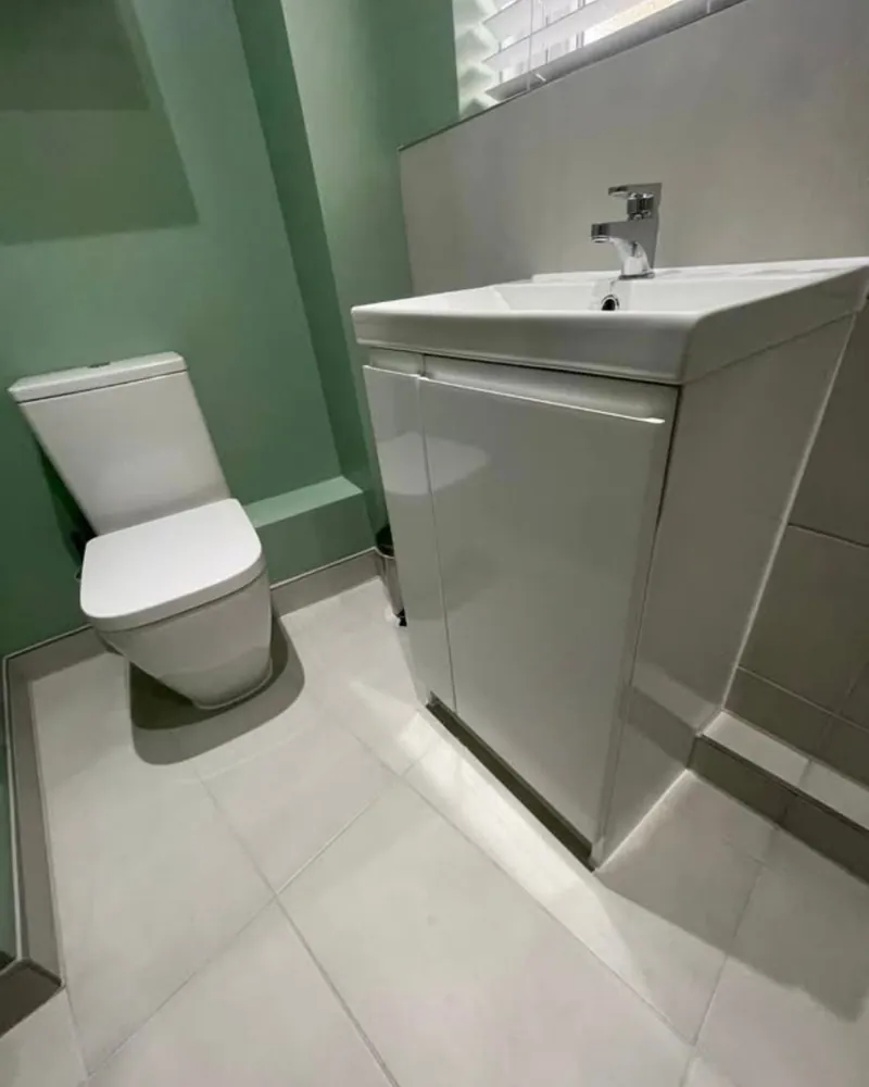 Cloakroom: basin, toilet and floor